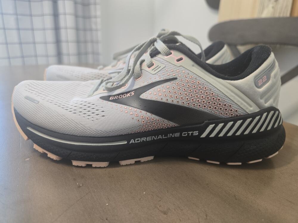 Women's Brooks Adrenaline GTS 22 running shoes in the gray, black, rose Size 9